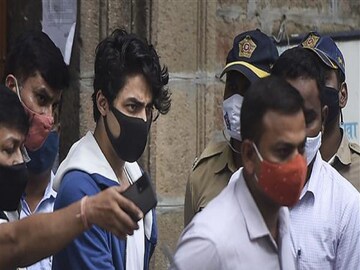 জামিনে মুক্ত আরিয়ান বাড়ি ফিরলেন।
