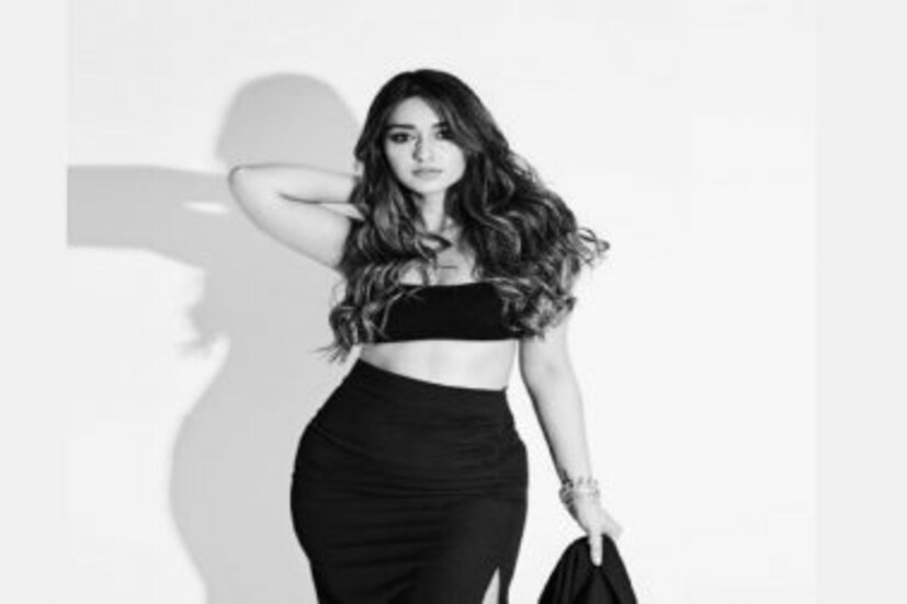 মনোক্রোমে দারুণ ফটোশ্যুটে নজর কাড়লেন ইলিয়ানা ডি'ক্রুজ (Ileana Dcruz in Monochrome)। কালো ব্লাউজের সঙ্গে স্লিট স্কার্টে মোহময়ী ইলিয়ানা (Ileana Dcruz in Monochrome)।
