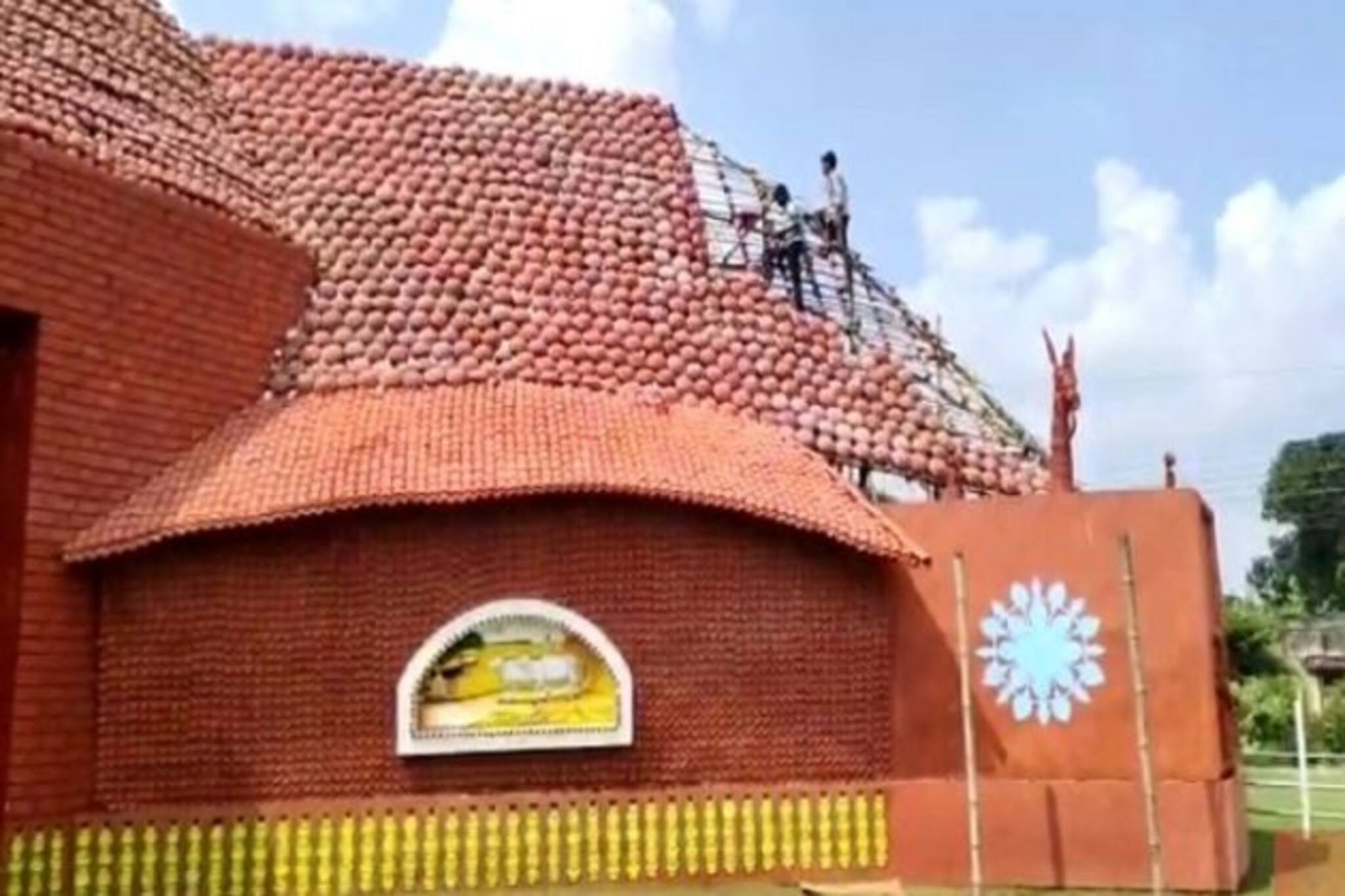 পুজোর মণ্ডপে এক টুকরো কুমোরপাড়া, সঙ্গে বোঝাই করা কলসি-হাঁড়ি!