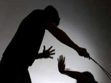 হোমওয়ার্ক না করায় ক্লাস সেভেনের পড়ুয়াকে মারতে মারতে মেরেই ফেললেন শিক্ষক!

