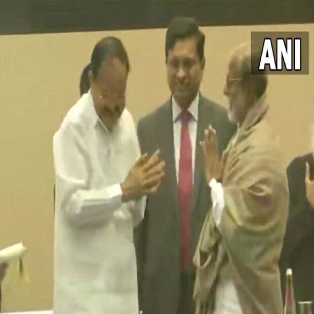 রজনীকান্তের হাতে পুরস্কার তুলে দেন দেশের উপ-রাষ্ট্রপতি বেঙ্কাইয়া নাইডু। তাঁদের মধ্যে খানিক কথাও হয় পুরস্কারের মঞ্চে। 