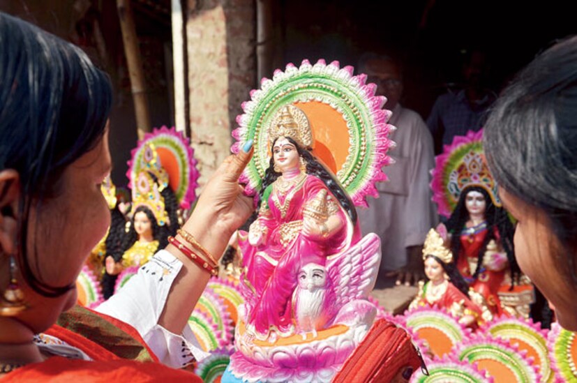 করোনা আবহে গত বছর পুজোর বাজার তেমন জমেনি। চলতি বছর আশায় বুক বেঁধেছেন দোকানিরা। তবে নিম্নচাপের বৃষ্টি তাতেও জল ঢেলে দিয়েছে। পূর্ব বর্ধমানের বাজারে গত বছরের তুলনায় এ বার লক্ষ্মীপ্রতিমার দাম বেশ বেড়েছে। ছোট মূর্তিই ১০০ টাকার আশপাশে। বড় আকারের সাজের প্রতিমার দাম ৬০০-৮০০। খড়ের মূর্তির দর আরও বেশি। তবে ফলের দর তেমন বাড়েনি বলে দোকানিদের দাবি।