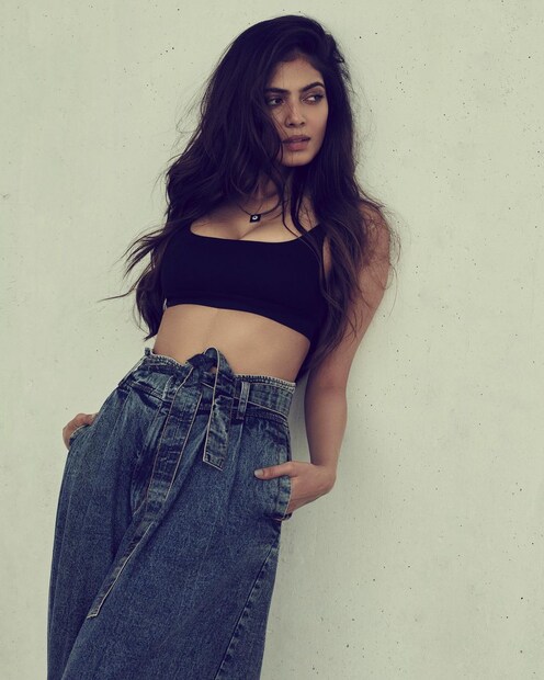 বক্র শরীর (Curved Figure), কালো ব্লাউজ (Black Blouse), ডেনিম প্যান্ট (Denim Pant) ব্যাপক দেখতে লাগছে মালবিকা মোহনানকে (Malavika Mohanan) ৷ ছবি সৌজন্যে ইনস্টাগ্রাম ৷