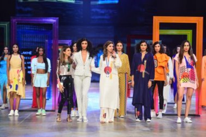 শো-তে ব্যস্ত শ্বেতা বচ্চন ও মনীষা জয়সিং। 