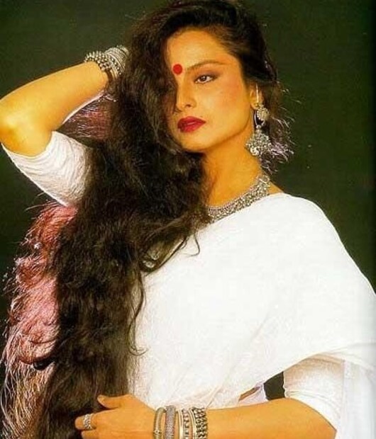 ট্র্যাডিশন্যাল রূপে, খোলা চুলে রেখা যেন ফিরিয়ে দিয়েছেন সেইদিনের ভাললাগার মুহূর্তগুলি ৷ ছবি সৌজন্যে ইনস্টাগ্রাম ৷ 