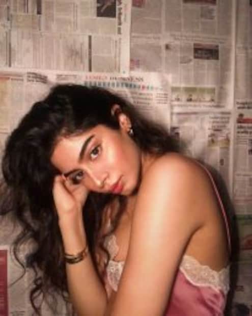 রাত পোশাকেও অনবদ্য খুশির এই ছবি। 