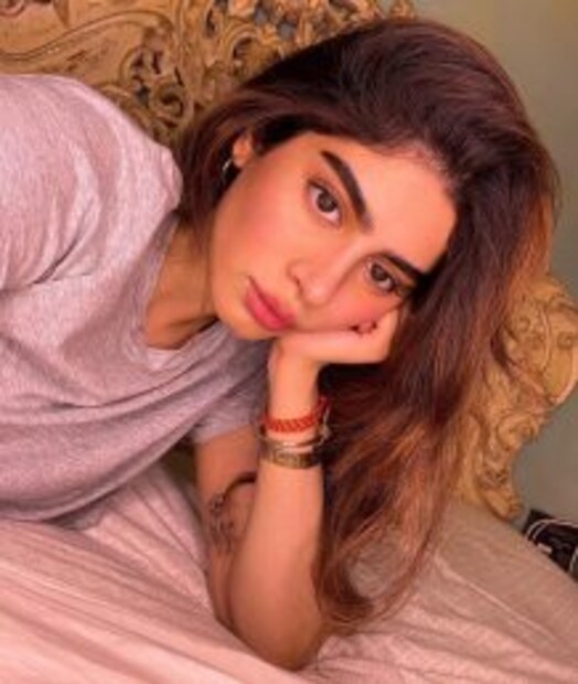 বোর হয়ে যাওয়া লুকেও শেয়ার করেছেন সেলফি। 