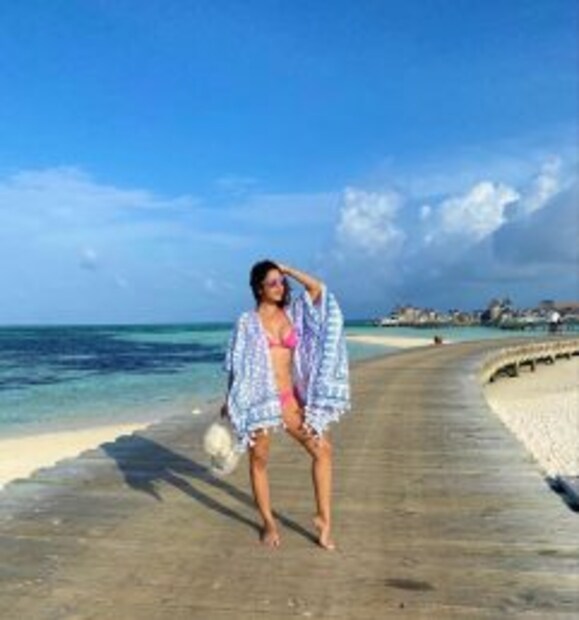বিকিনি ও শ্রাগে নজরকাড়া সোফি। 