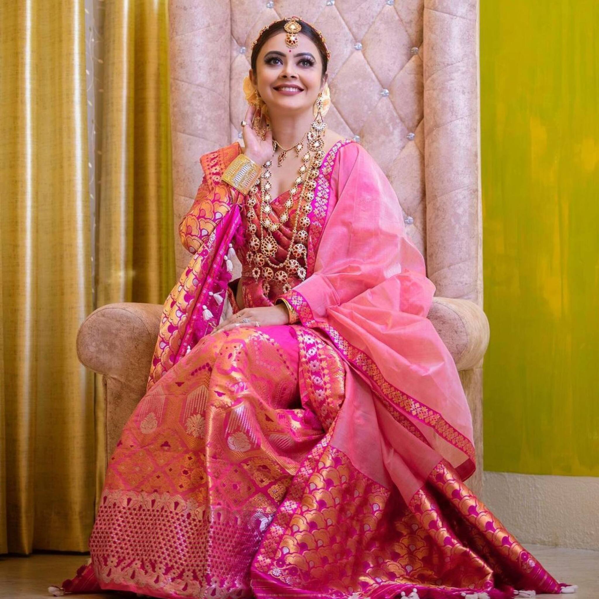 আটপৌরে বাঙালিনী থেকে স্বচ্ছ শাড়িতে সাহসিনী, অফ শোল্ডার গাউনে দেবলীনা নজরকাড়া