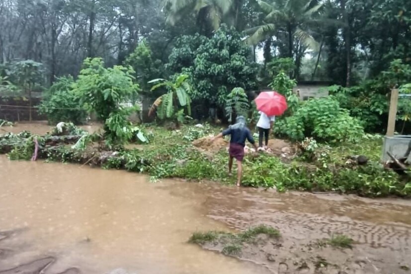কারণ এর আগেও এহেন ভয়ঙ্কর বন্যা দেখেছে কেরল। ২০১৮ এবং ২০১৯ সালের পরিস্থিতি সামাল দেওয়ার অভিজ্ঞতা রয়েছে এই রাজ্যের। আর সেই বিষয়টিকে তুলে ধরেই সবাইকে শান্ত থাকার রার্তা রাজ্য প্রশাসনের। তবে মৌসম ভবন জানাচ্ছে, আজ রবিবার থেকেই রাজ্যে বৃষ্টি বাড়বে বলেও জানিয়েছে মৌসম ভবন। তাতেই অশনি সংকেত দেখছে কেরলবাসী। 