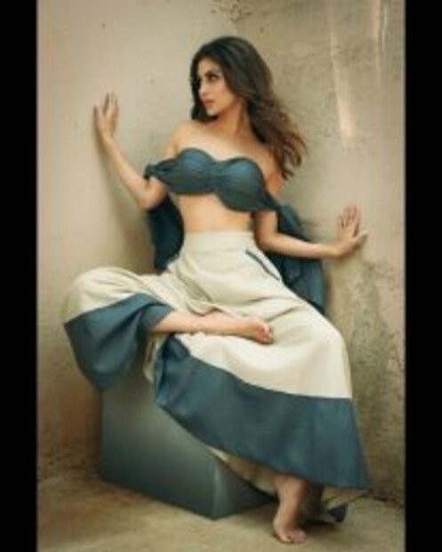 প্যাস্টেল শেডে নজর কেড়েছেন মৌনি।