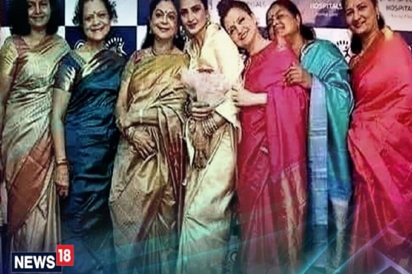 #মুম্বই : বলিউড ডিভা রেখা  (Rekha)  নিজের  সৌন্দর্য্য ও অভিনয় ক্ষমতার  জন্য  সকলের খুব পছন্দের৷  নিজের লাস্য, অভিনয়প্রতিভা র জন্য একেবারে সকলের খুব পছন্দের ৷ তাঁর ব্যক্তিগত জীবন নিয়েও প্রচুর প্রশ্ন৷ তাঁকে নিয়ে গসিপও প্রচুর ৷ তাঁর নিজের স্বামী -প্রেমিক সব কিছু নিয়ে তাঁকে নিয়ে প্রচুর কথা৷ হত৷  তাঁর বক্তিগত জীবনে তাঁর পরিবারও আসে৷ সেখানেই রয়েছে এক বড় চমক৷ খুব কম লোকই জানেন রেখার আরও ছজন বোন রয়েছেন৷ #মুম্বই : বলিউড ডিভা রেখা  (Rekha)  নিজের  সৌন্দর্য্য ও অভিনয় ক্ষমতার  জন্য  সকলের খুব পছন্দের৷  নিজের লাস্য, অভিনয়প্রতিভা র জন্য একেবারে সকলের খুব পছন্দের ৷ তাঁর ব্যক্তিগত জীবন নিয়েও প্রচুর প্রশ্ন৷ তাঁকে নিয়ে গসিপও প্রচুর ৷ তাঁর নিজের স্বামী -প্রেমিক সব কিছু নিয়ে তাঁকে নিয়ে প্রচুর কথা৷ হত৷  তাঁর বক্তিগত জীবনে তাঁর পরিবারও আসে৷ সেখানেই রয়েছে এক বড় চমক৷ খুব কম লোকই জানেন রেখার আরও ছজন বোন রয়েছেন৷