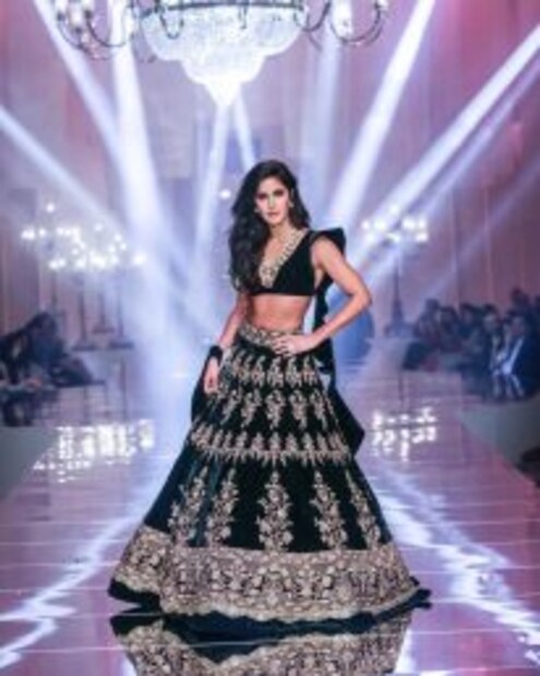 কালো লেহেঙ্গায় ফ্যাশনিস্তা ক্যাটরিনা। 