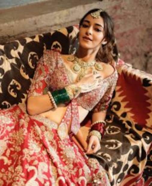 গভীর বুকচেরা চোলি ও লাল লেহেঙ্গায় মোহময়ী সাজে অনন্যা। 