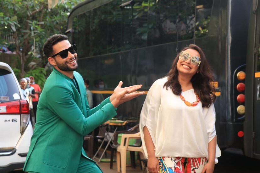 একই সঙ্গে ছবি পোস্ট করেছেন সিদ্ধার্থ চতুর্বেদী ও রানি মুখোপাধ্যায় বেশ মজার ভঙ্গিতে দুই তারকাকে দেখতে পাওয়া যাচ্ছে (Siddhanth Chaturvedi and Rani Mukherjee also posed for a fun picture together. The actress was seen wearing a white top teamed with colorful bottom) ৷ ছবি সৌজন্যে ইনস্টাগ্রাম ৷