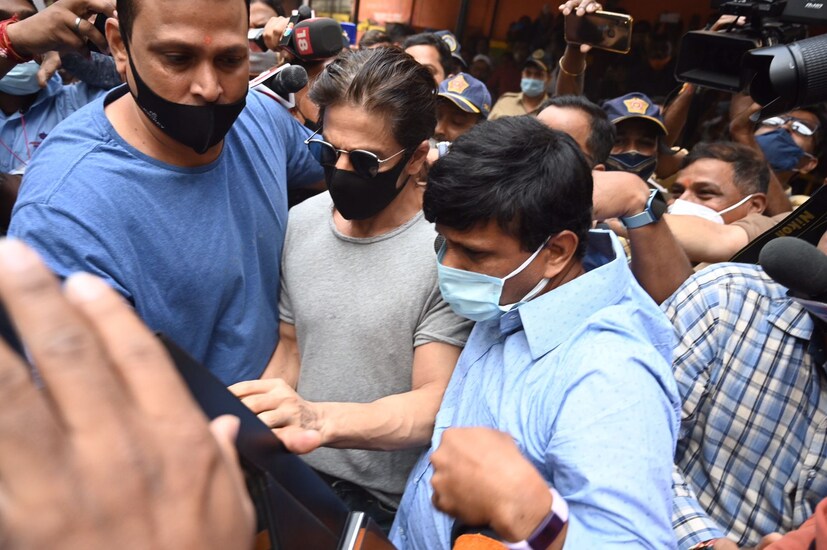 এরমধ্যে আগামিকাল ফের মুম্বই হাইকোর্টে আরিয়ান খানের জামিনের আবেদন জানাতে চলেছেন শাহরুখ খান। প্রসঙ্গত, দিনকয়েক আগেই মুম্বইয়ের আর্থাররোড জেলে আরিয়ান খানের সঙ্গে দেখা করতে গিয়েছিলেন শাহরুখ খান।