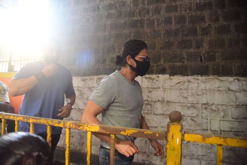 *উল্লেখ্য, নবরাত্রির শুভক্ষণে শাহরুখ খানের (Shahrukh Khan) স্ত্রী গৌরি খান, আরিয়ানের জেল থেকে ছাড়া পাওয়ার অপেক্ষায় দিনরাত প্রার্থনা  করছেন।