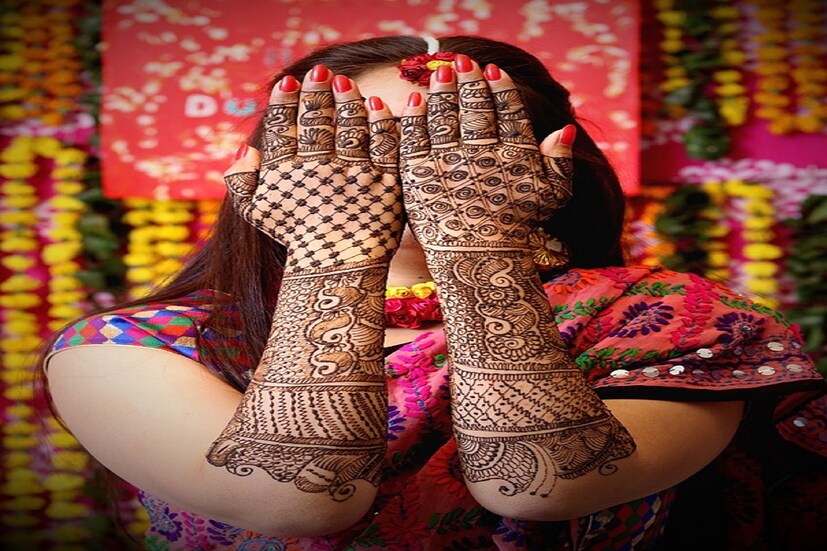 কড়বা চৌথ (Karva Chauth 2021) কার্তিক মাসের কৃষ্ণপক্ষের চতুর্থী তিথিতে এই ব্রত পালন করেন সধবা মহিলারা৷ কড়বা চৌথের দিনে সধবা মহিলারা (Married Women) স্বামীর লম্বা আয়ুর প্রার্থণা করেন৷ স্বামীর মঙ্গল কামনায় তাঁরা নির্জলা এই ব্রত রাখেন৷ এই ব্রত পালনে মহিলারা নিজেদের দু হাতে মেহেন্দি (Mehndi) পরেন৷ মেহেন্দি আসলে সৌভাগ্যের প্রতীক মানা হয়৷ এই সময় সধবা মহিলারা বাজারে অথবা বাড়িতে হাতে মেহেন্দি লাগান৷ রইল এবারের কড়বা চৌথের জন্য বেশ কয়েকটি পছন্দসই ডিজাইন (Mehndi Design)৷ 