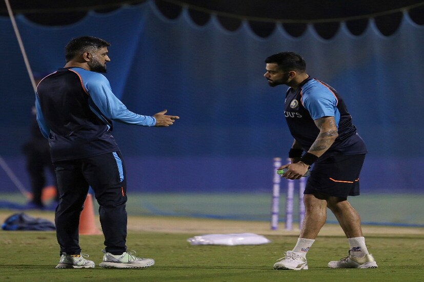 জমজমাট রবিবার (October 24, 2021 may be the Super Sunday), টি ২০ বিশ্বকাপে (T20 World Cup 2021) চির প্রতিদ্বন্দ্বী ভারত ও পাকিস্তান মুখোমুখি হতে চলেছে মহারণে (The tighten clash between India and Pakistan)৷ সুপার ১২-র বড় ম্যাচ ৷ ভারত ও পাকিস্তান মুখোমুখি হবে ভারতীয় সময় সন্ধে সাতটায় ৷ একদিকে বিরাট কোহলি (Virat Kohli) ও অন্যদিকে বাবর আজম (Babar Azam) দল নিয়ে রীতমত ঘাম ঝরাচ্ছেন ৷ (ছবি সৌজন্যে AFP) ৷