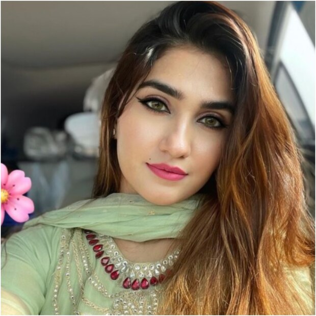 বিরাট কোহলির ফ্যান হওয়ার সত্ত্বেও ভারতের সঙ্গেও নিবিড় সম্পর্ক আছে শামিয়ার (Not only Samiya Hassan Ali fan of Virat Kholi but also she has connection with India) ৷ আসলে শামিয়া ভারতের বাসিন্দা ৷ পাক তারকা ক্রিকেটার হাসান আলির সঙ্গে ২০১৯ সালে দুবাইয়ে বিয়ে হয়েছে শামিয়া আরজুর ৷ (ছবি সৌজন্যে Samiya Hassan Ali, Virat Kohli/Instagram) ৷