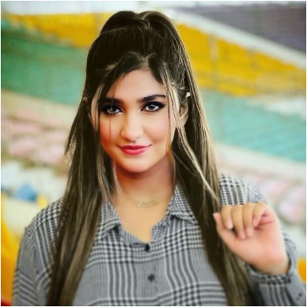 শামিয়ার বেশ কয়েক বছর আগে দুবাইয়ে পাক তারকার সঙ্গে আলাপ হয়েছিল ৷ বেশ কয়েক বছর বন্ধুত্বের পরে তাঁদের মধ্যে জন্ম নেয় ভালবাসার ৷ তারপরেই ভালবাসার পরিণতি আসে বিয়েতে অর্থাৎ তাঁরা বিয়ের সিদ্ধান্ত নেন ৷ (ছবি সৌজন্যে Samiya Hassan Ali, Virat Kohli/Instagram) ৷