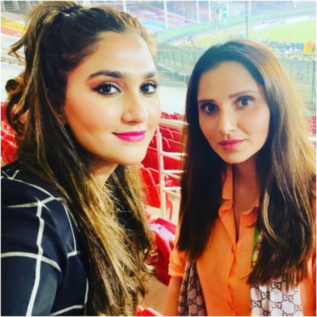 হাসান আলি চতুর্থ পাক ক্রিকেটার (T20 World Cup 2021 Sunday Super Dhamaka India VS Pakistan) যিনি ভারতীয় নারীর সঙ্গে সম্পর্কের বন্ধনে আবদ্ধ হয়েছেন ৷ এর আগে জাহির আব্বাস, মোহসিন খান ও শোয়েব মালিক ভারতীয় মেয়েকে বিয়ে করেছেন ৷ (ছবি সৌজন্যে Samiya Hassan Ali, Virat Kohli/Instagram) ৷