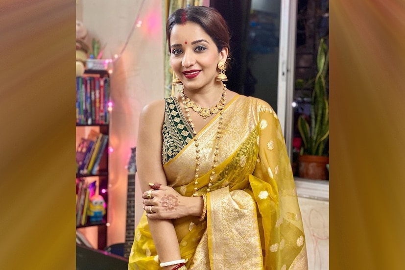ছবিতে দেখতে পাওয়া যাচ্ছে সিঁথিতে সিঁদুর দিয়ে প্রদীপ জ্বালিয়েছেন মোনালিসা (Monalisa prefered to perform this ritual) ৷ সেজেগুজে স্বামীর সঙ্গে ভিডিও কলে কথাবার্তা বলে উপোস ভাঙলেন মোনালিসা ৷ ছবি সৌজন্যে ইনস্টাগ্রাম ৷