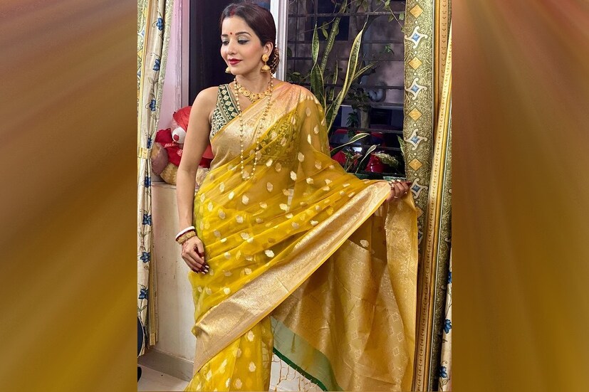 মোনালিসার ছবিতে স্বামী বিকাশ সিং রাজপুতের সঙ্গে ননদ রিয়া সিং মন্তব্য করেছেন (Bikash Singh the husband of Monalisa was not with her during Karva Chauth) ৷ তিনিও দারুণ এক ইমোজি দিয়েছেন ৷ ছবি সৌজন্যে ইনস্টাগ্রাম ৷