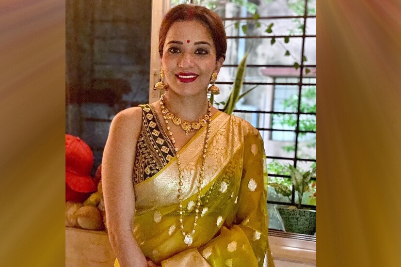 করবা চৌথে মোনালিসার শরীর থেকে যেন জেল্লা ঠিকরে পড়ছে ৷ শাড়ি পরে অনবদ্য ও সেক্সি লাগছে মোনালিসাকে ৷ ছবি সৌজন্যে ইনস্টাগ্রাম ৷