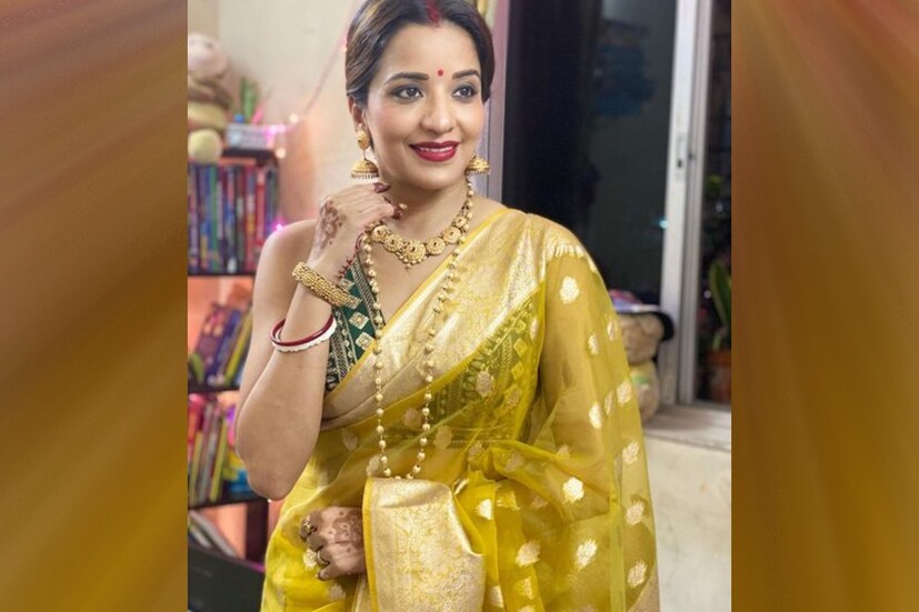 স্বামীর সঙ্গে এই মুহূর্তে মোনালিসা নেই কারণ তাঁর আসন্ন প্রজেক্টে উত্তরপ্রদেশের সোনভদ্রতে শ্যুটিং-এ রয়েছেন মোনালিসা (Right now Monalisa with her some project staying in Uttar Pradesh with video call she performs Karva Chauth rituals) ৷ তাই স্বামীর সঙ্গে না থেকেও করেছেন করবা চৌথের ব্রতর পালন ৷ ছবি সৌজন্যে ইনস্টাগ্রাম ৷