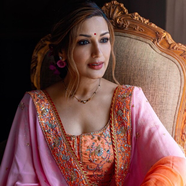 নিজের বিয়ের লেহেঙ্গা ১৯ বছর পর পরেছেন সোনালি বেন্দ্রে। 