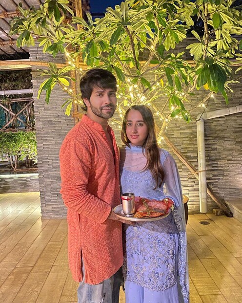 বিয়ের পর প্রথম করবা চৌথ বরুণ ধাওয়ান ও নাতাশা দালালের। একেবারেই সাধারণ সাবেকি পোশাকে সেজেছেন নাতাশা। 