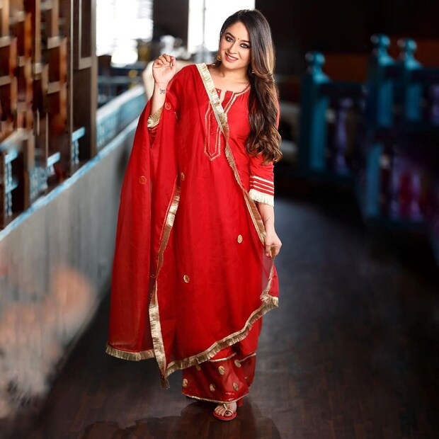 মাহি ভিজ লাল এথনিক স্যুট পরেছেন। 