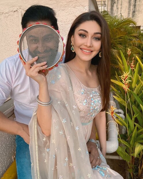 শেফালি জারিওয়ালার করবা চৌথের সাজ। 