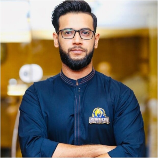 ইমাদ ওয়াসিম অনেক সময়েই শুনতে পাওয়া যায় লন্ডনে এক আফগান মহিলার সঙ্গে শারীরিক সম্পর্ক করেছিলেন ৷ শারীরিক সম্পর্ক করার এক মাসের মধ্যেই তাঁকে ছেড়ে দিয়েছিলেন ৷ এরপরেই ইমাদ কোনও ভাবেই সেই মহিলার সঙ্গে যোগাযোগ রাখেননি ৷ ওই মহিলা বেশ কিছু ছবি ও ভিডিও শেয়ার করেছিলেন পরে জানতে পারা গিয়েছিল সেই সমস্ত নকল ৷ (Imad Wasim/Instagram) ৷