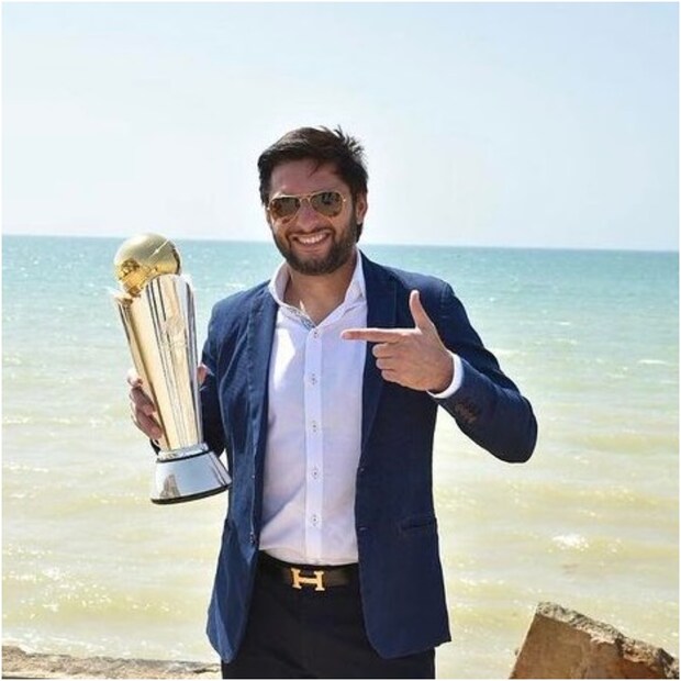 প্রাক্তন পাক তারকা ক্রিকেটার শাহিদ আফ্রিদি ভারতীয় অভিনেত্রী ও মডেল আর্শি খানের সঙ্গে পরকীয়ায় যুক্ত ছিলেন ৷ আর্শি ট্যুইট করে জানিয়েছিলেন আফ্রিদির সঙ্গে তিনি যৌন সম্পর্কও করেছিলেন ৷ তাঁর কি কারোর সঙ্গে শুতে গেলে ভারতীয় মিডিয়ার অনুমতি প্রয়োজন? এটা আমার নিজের জীবন, এই সব অভিযোগ অবশ্য শাহিদ আফ্রিদি উড়িয়ে দিয়েছেন ৷ এই রকম বোকা বোকা কথার তাঁর কাছে কোনও উত্তর নেই, এমনই প্রতিক্রিয়া দিয়েছেন শাহিদ আফ্রিদি ৷ (Shahid Afridi Instagram) ৷
