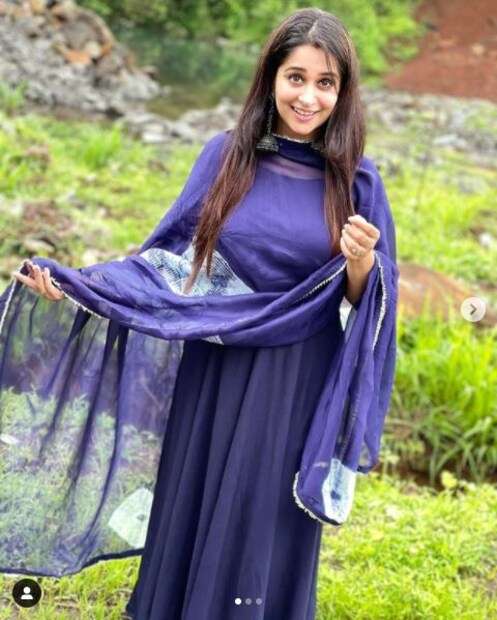 টিভির জনপ্রিয় অভিনেত্রী দীপিকা কক্কড় (Dipika Kakar) ৷ বিয়ের পর দীপিকা কক্কড় বিয়ের পরে কাঁহা হাম কাঁহা তুমে কাজ করেছেন ৷ এই শো শেষ হওয়ার পরে দীপিকা বাড়িতে বসে যায় ৷ সূত্রের খবর তারপর থেকে বড় প্রজেক্টে কাজ করেননি ('Kahan Hum Kahan Tum'. After this show ended, Dipika Kakar sat at home. According to the report, these days the actress is not working on any big projec) ৷ ফাইল ছবি ৷