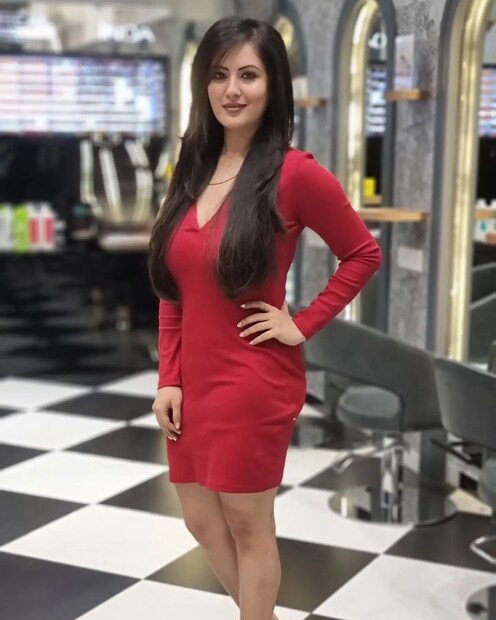 সবাইকে চমকে দিয়ে লকডাউনে বিয়ে করেছিলেন অভিনেত্রী পূজা বন্দ্যোপাধ্যায় (Pooja Banerjee) ৷ পূজাকে দেখতে পাওয়া গিয়েছে ধারাবাহিক দেবকা দেব মহাদেবে (Pooja Banerjee was seen in 'Devo Ke Dev Mahadev') ৷ মা হওয়ার পরে পূজা ওজন অনেকটাই বেড়ে গিয়েছে ৷ বর্তমানে টিভির থেকে অনেক দূরে পূজা বন্দ্যোপাধ্যায় ৷ @Puja Banerji/instagram ৷