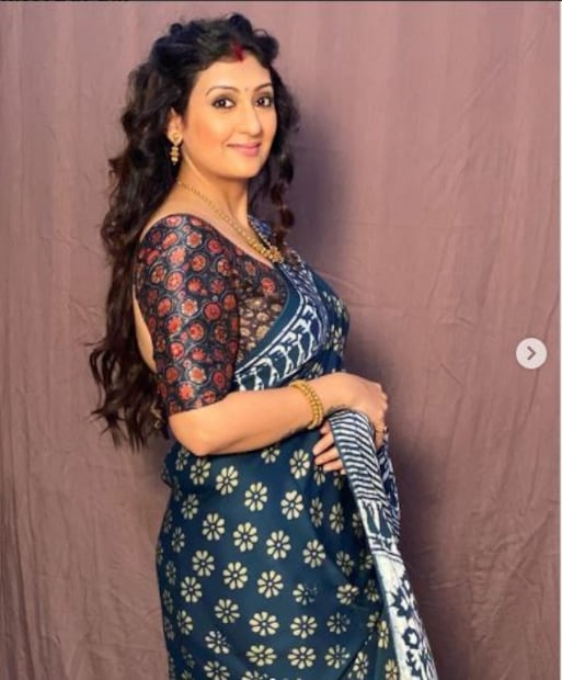 এই তালিকার পরবর্তী নাম জুহি পারমার (Juhi Parmar) ৷ বিয়ের পরে ধারাবাহিক কুমকুম ভাগ্যর অভিনেত্রীর ওজন বেড়ে যায় (After marriage, the weight of TV's Kumkum also increased a lot) ৷ বেশ কয়েক বছর পরে রুপোলি পর্দায় ফিরে এলে সাধারণ মানুষ প্রত্যাখ্যান করেন তাঁকে (When he returned after years, people rejected Juhi Parmar outright. In such a situatio) ৷ @JuhiParmar/instagram ৷