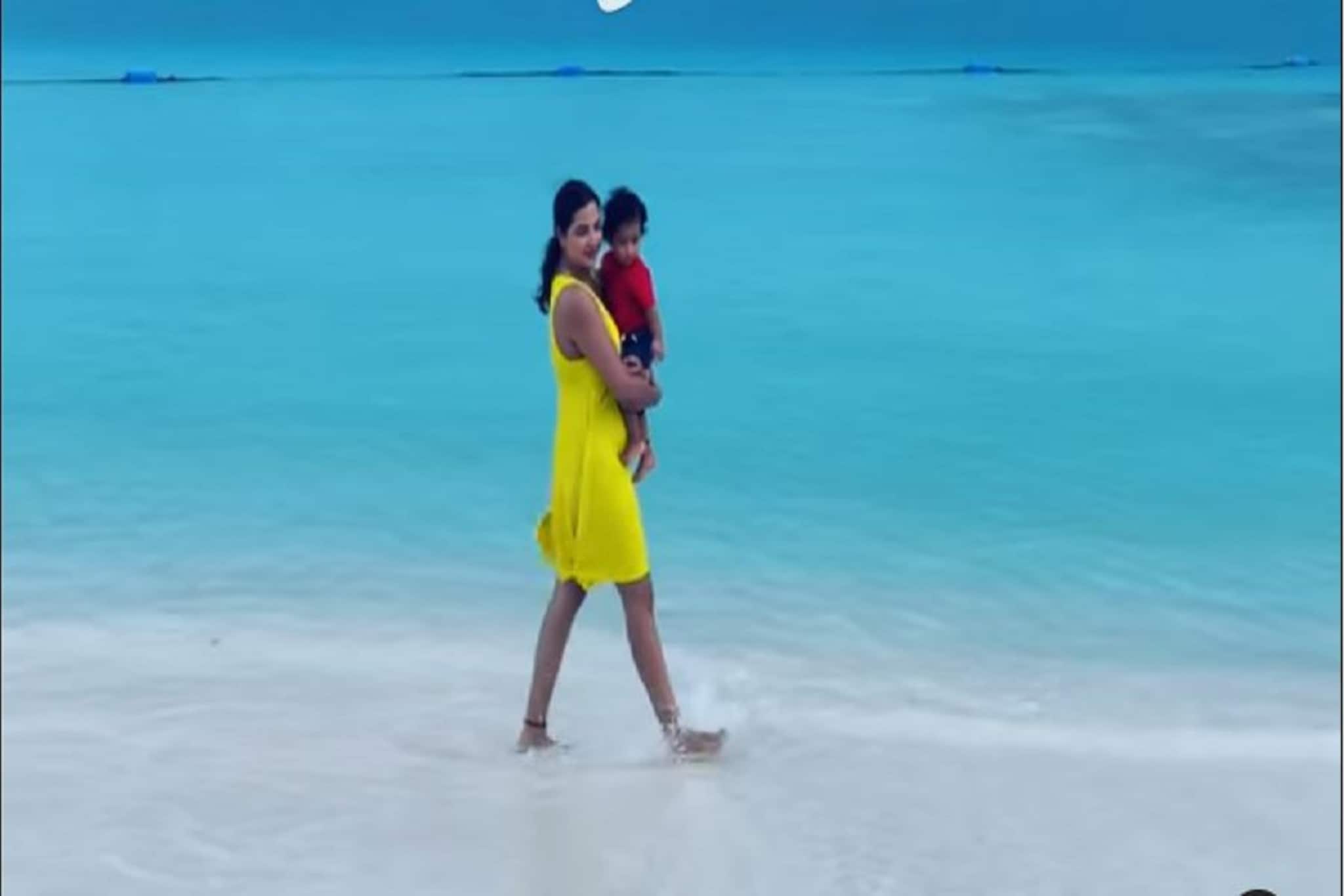 খালি পায়ে, ছেলে কোলে করে কোথায় চললেন শুভশ্রী ? মলদ্বীপে গণ্ডগোল ! ভাইরাল ভিডিও