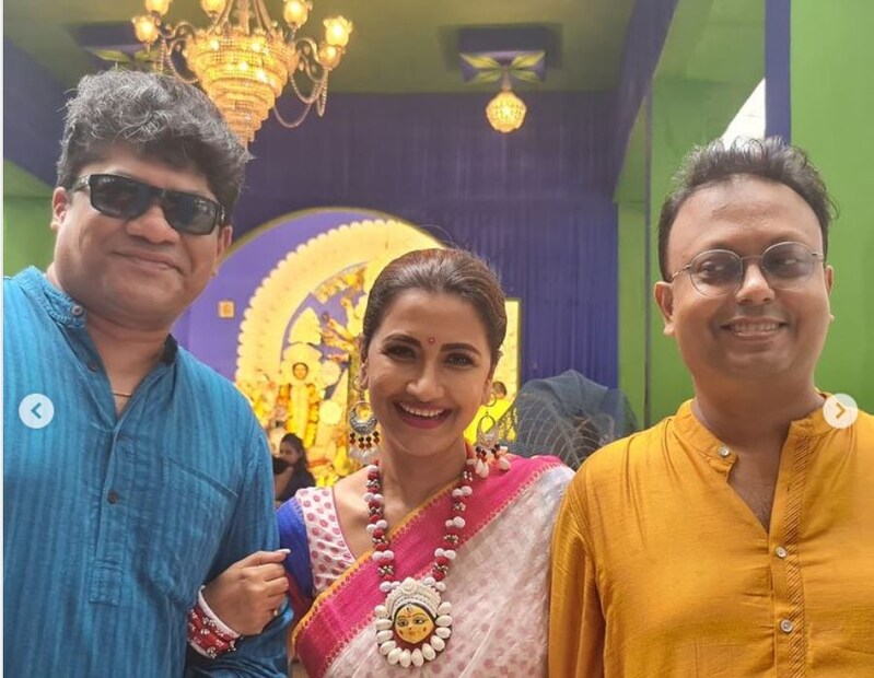 ছোট বেলার বন্ধুদের সঙ্গে পুজোতে মাতলেন তিনি।  photo source Instagram 