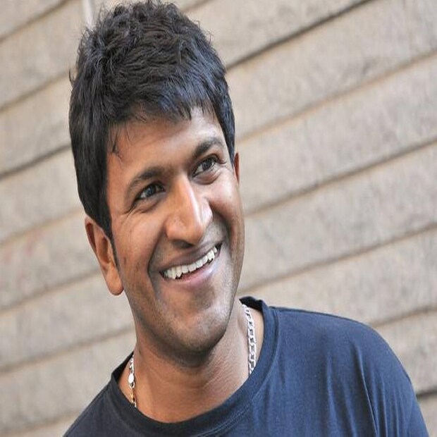পুনীত রাজকুমার (Puneeth Rajkumar)-- ফের ফিল্ম ইন্ডাস্ট্রিতে অত্যন্ত কম বয়সে হৃদরোগে আক্রান্ত হয়ে মারা গেলেন অভিনেতা। শুক্রবার দুপুরে বেঙ্গালুরুর একটি হাসপাতালে হার্ট অ্যাটাকে প্রয়াত হয়েছেন কন্নড় ফিল্ম ইন্ডাস্ট্রির তারকা অভিনেতা পুনীত রাজকুমার। মৃত্যুকালে তাঁর বয়স হয়েছিল মাত্র ৪৬ বছর।
