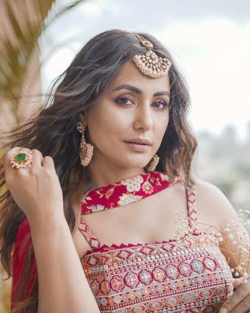 সেক্সি লুকে আসর মাত করেছেন হিনা খান (Hina Khan) ৷ ছবি সৌজন্যে ইনস্টাগ্রাম ৷ 