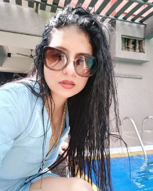 এবারে একেবারে পুলে আগুন ধরালেন হাসিন জাহান৷ কখনও পুলে শরীর চুবিয়ে আবার কখনও পুলের ধারে আলুলায়িত কেশে বাড়ালেন উত্তাপ৷ Photo Courtesy- Hasin Jahan/ Facebook 