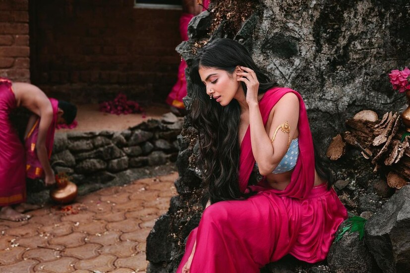 খোলা চুলে সৌন্দর্যের এক আলাদা মাত্রা বহন করেছে যা দেখে রীতিমত মুগ্ধ হয়েছে সারা দেশের তামাম পাগল, প্রেমিক, দিওয়ানারা ৷ ছবি সৌজন্যে ইনস্টাগ্রাম ৷