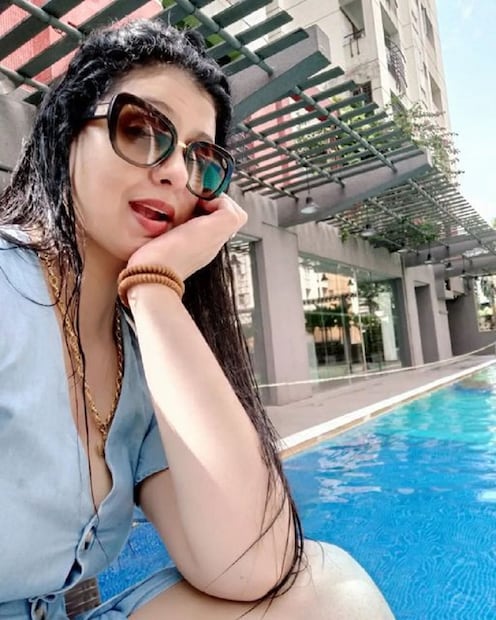 পুলের বাইরেও তাঁর সদ্যস্নাত ভিজে সৌন্দর্য্য একেবারে কামাল করে দিল৷ নেটিজেনদের মধ্যে ভাইরাল তাঁর সব ছবি৷ Photo Courtesy- Hasin Jahan/ Facebook 