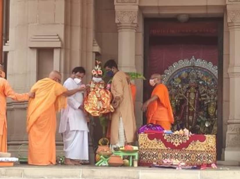 সকাল ৯ টায় শুরু হয়েছে কুমারী পুজো। এ বছরের কুমারী সোমশেখর চক্রবর্তী এবং শ্বেতশ্রী চক্রবর্তীর মেয়ে পাঁচ বছরের শরণ্যা। বেলুড় মঠের সন্ন্যাসীদের কোলে বসেই মণ্ডপে প্রবেশ করে ছোট্ট শরণ্যা। 
