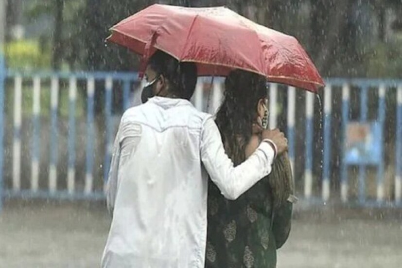  গতকাল, বুধবার মহালয়ার দিন সকালের দিকে আকাশ পরিষ্কার থাকলেও বেলা বাড়ার সঙ্গে সঙ্গেই বৃষ্টি হয় দক্ষিণবঙ্গের বেশ কিছু অংশে ৷ কলকাতায় যদিও মহালয়ার দিন সন্ধ্যার পর বৃষ্টি হয়নি ৷ নাহলে দুপুরেও ঝিরঝিরে বৃষ্টি চলেছে ৷ Representational Image