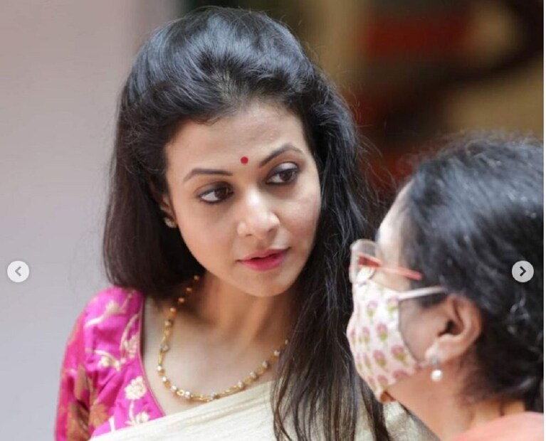 আর এই সময়টা বাবা রঞ্জিত মল্লিক ও মায়ের সঙ্গে নিজের বাড়ির পুজোতেই কাটান কোয়েল। এ বছর তাঁর সঙ্গী ছেলেও। (photo source Instagram )
