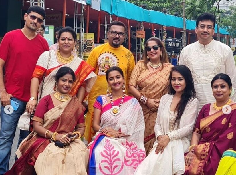 লাল, নীল পাড় ও হালকা সাদা শড়িতে রচনার সাজ জয় করেছে মানুষের মন।  photo source Instagram 